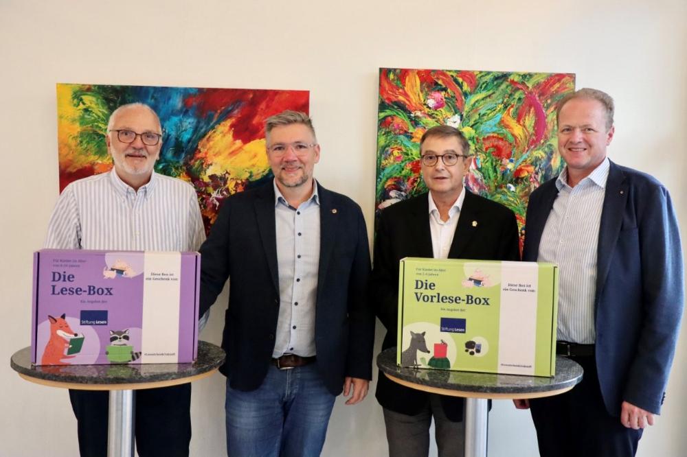 Lions-Präsident Thomas Stegemann mit Lions-Verantwortlichen Dr. Benedikt Mancini, Michael Junge und Hartmut Pilz bei der Vorstellung der (Vor-)Leseboxen